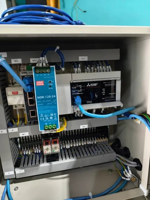 PLC Mitsubishi แหล่งจ่ายไฟ 24 โวลต์ รีเลย์ และเทอร์มินอลภายในตู้