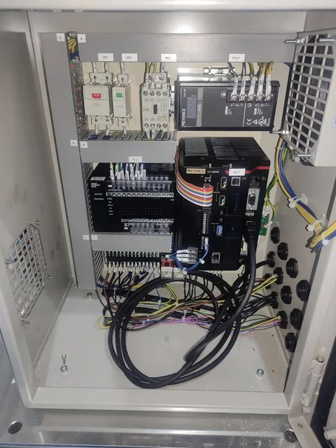 PLC Omron ชุดควบคุม Keyence และอุปกรณ์จ่ายไฟพร้อมการเดินสายภายในตู้